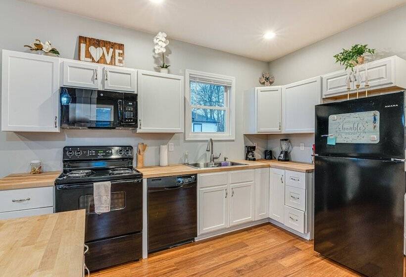 Indianapolis Home W/ Fire Pit: 3 Mi To Downtown!