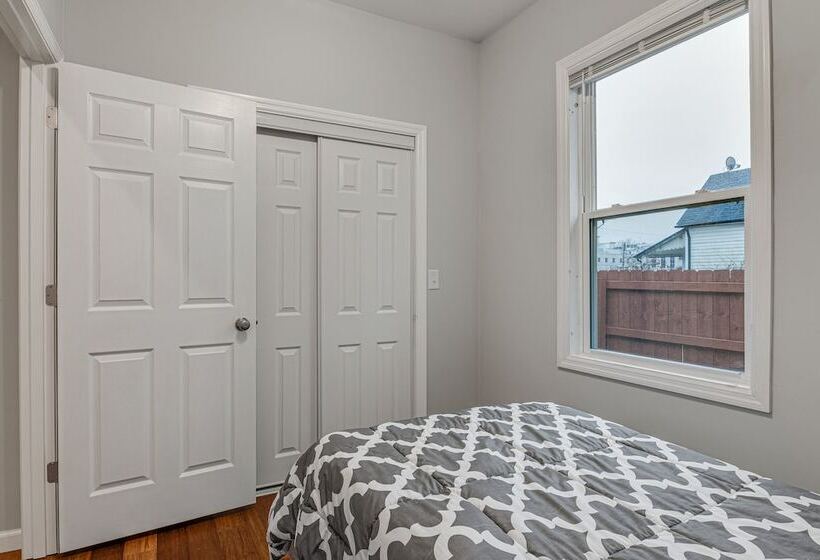 Indianapolis Home W/ Fire Pit: 3 Mi To Downtown!