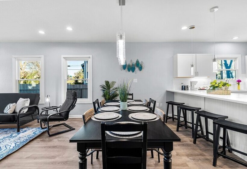 Inviting 4br/2.5ba Downtown Home With Ample Space!