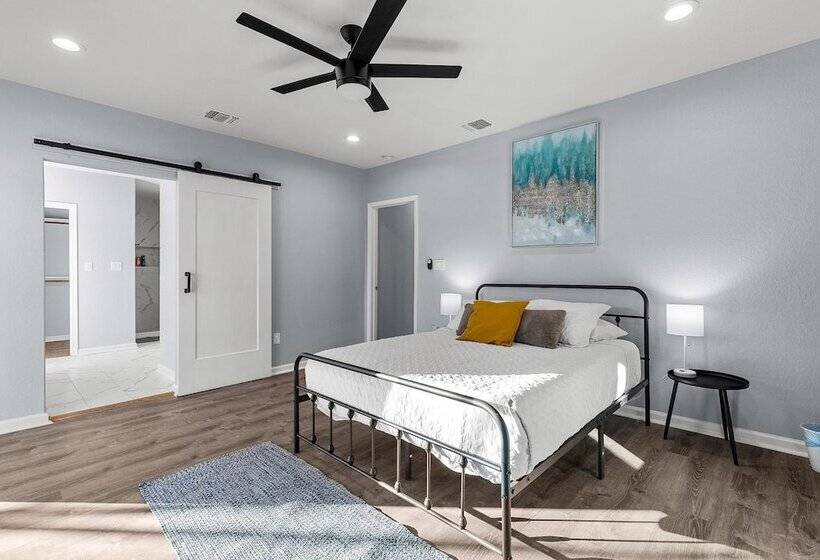 Inviting 4br/2.5ba Downtown Home With Ample Space!