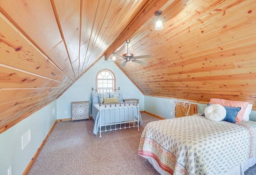 Lakefront Arkansas Home W/ Deck, Grill & Cornhole!