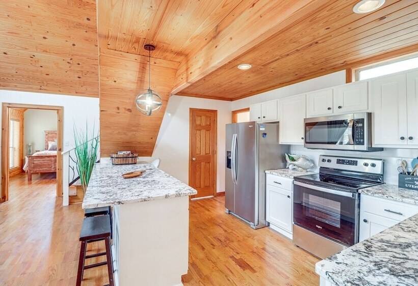 Lakefront Arkansas Home W/ Deck, Grill & Cornhole!