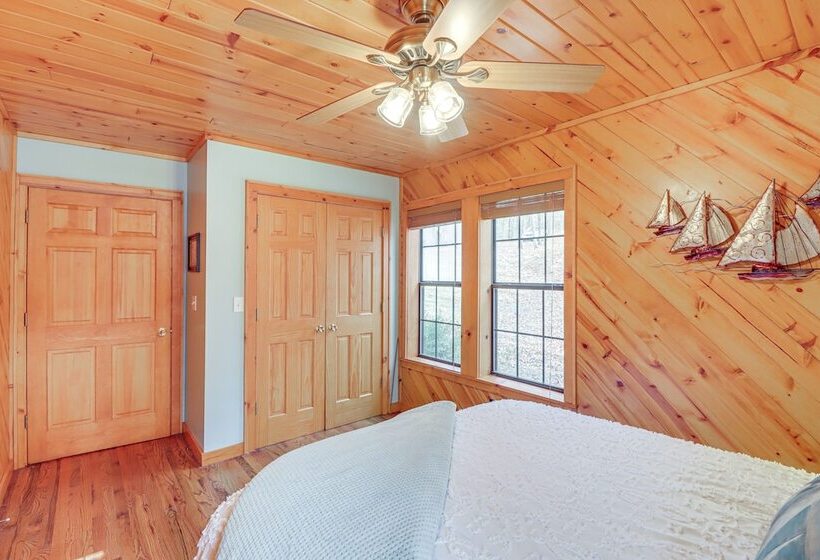 Lakefront Arkansas Home W/ Deck, Grill & Cornhole!