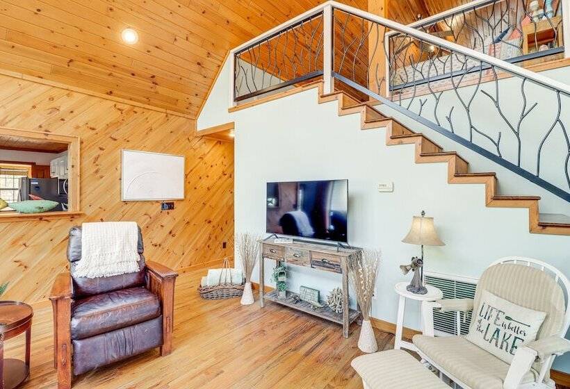 Lakefront Arkansas Home W/ Deck, Grill & Cornhole!