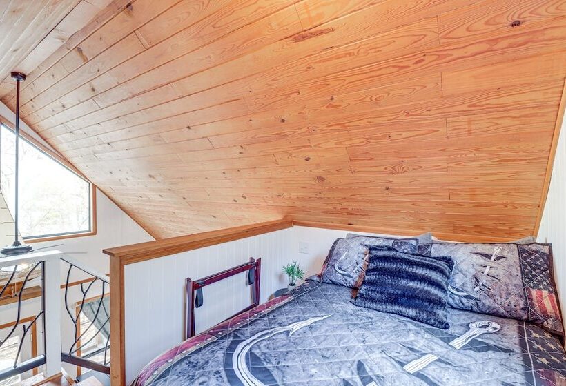 Lakefront Arkansas Home W/ Deck, Grill & Cornhole!