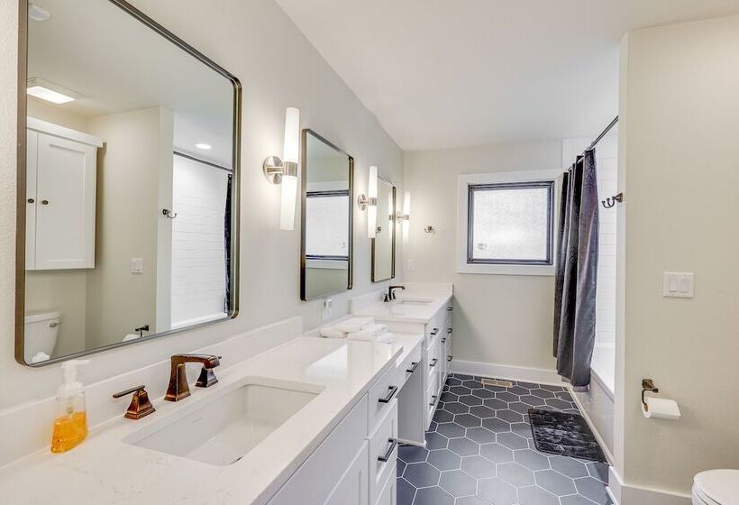 Grand Lakefront Home In Hot Springs W/ Boat Dock!