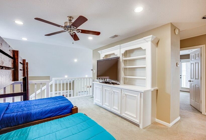 Lakefront Montgomery Home W/ Private Dock!