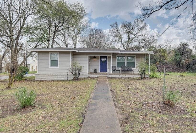 Lovely Brenham Home   Walk To Blinn & Downtown!