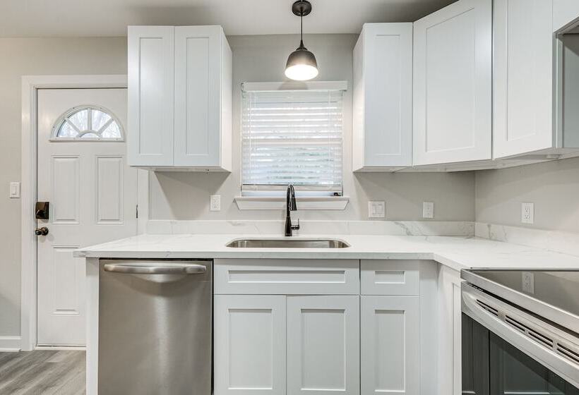 Lovely Brenham Home   Walk To Blinn & Downtown!