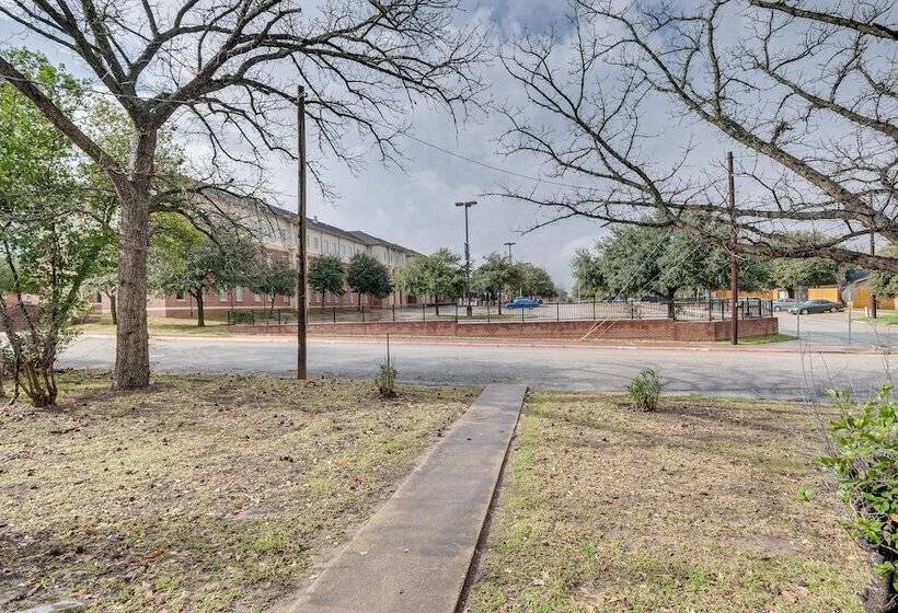 Lovely Brenham Home   Walk To Blinn & Downtown!