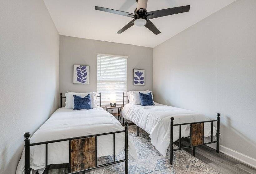 Lovely Brenham Home   Walk To Blinn & Downtown!