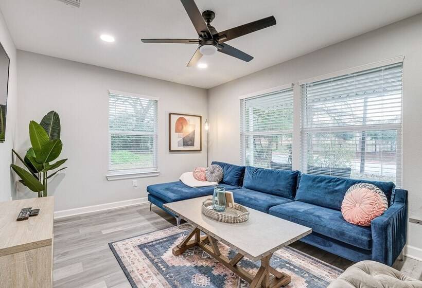 Lovely Brenham Home   Walk To Blinn & Downtown!