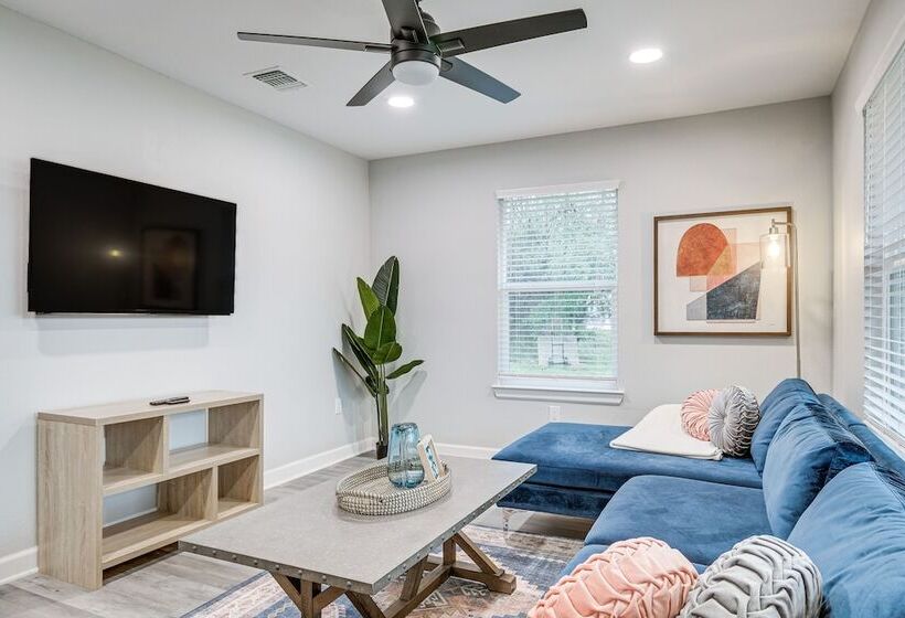 Lovely Brenham Home   Walk To Blinn & Downtown!