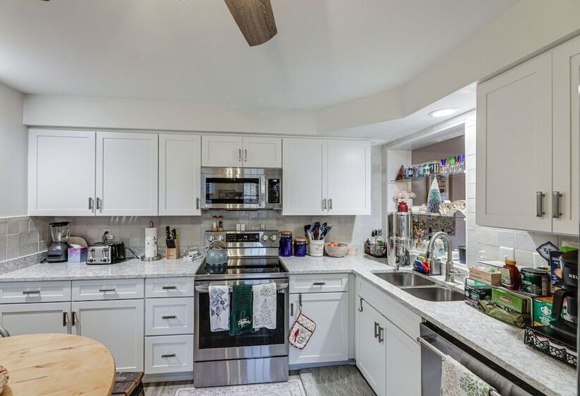 Lovely Lexington Home: 4 Mi To Downtown!