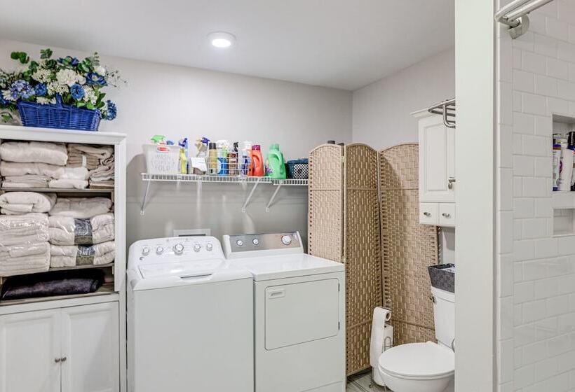 Lovely Lexington Home: 4 Mi To Downtown!