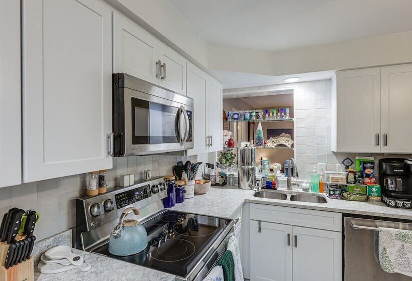 Lovely Lexington Home: 4 Mi To Downtown!