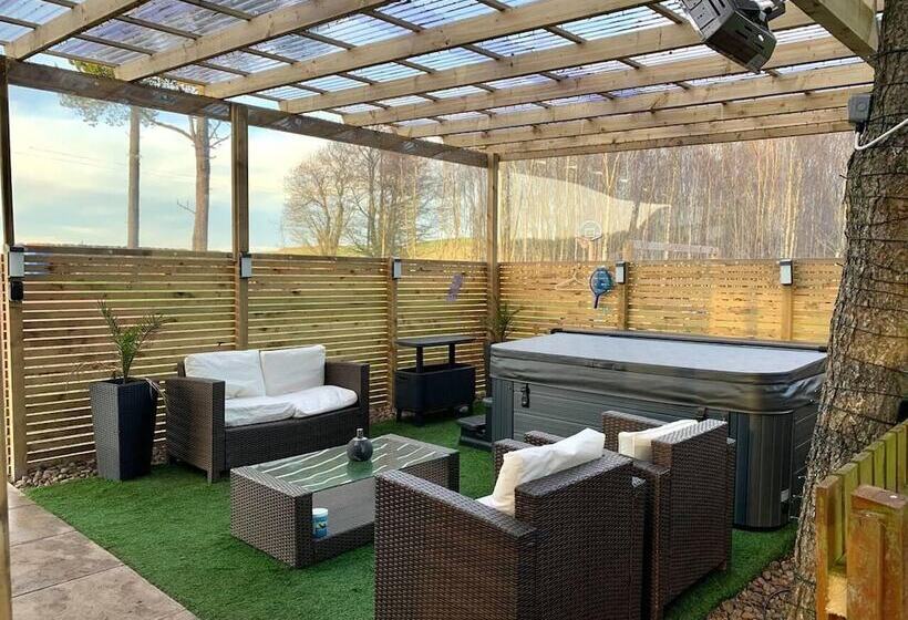 Lovely Semi Rural Caravan & Hot Tub   Sleeps Fam 6