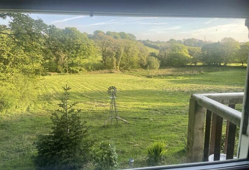 Lovely Shepherds Hut In Cornwall