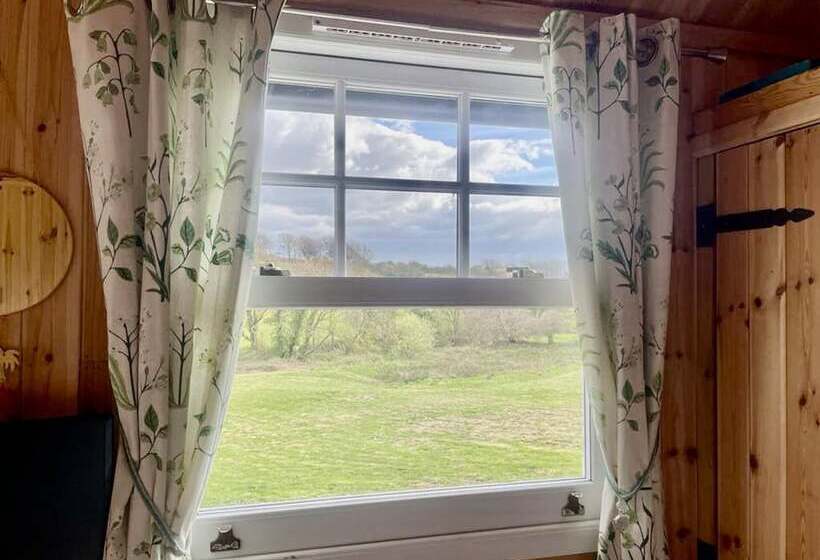 Lovely Shepherds Hut In Cornwall