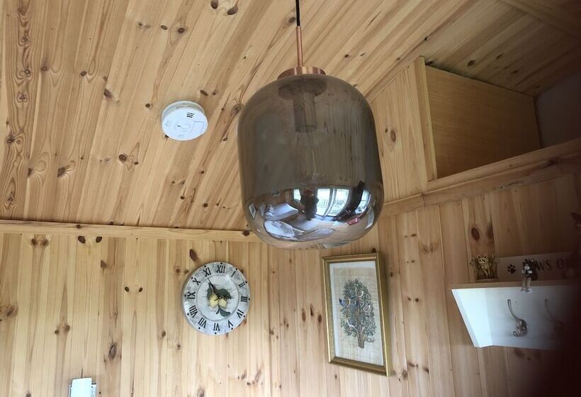 Lovely Shepherds Hut In Cornwall