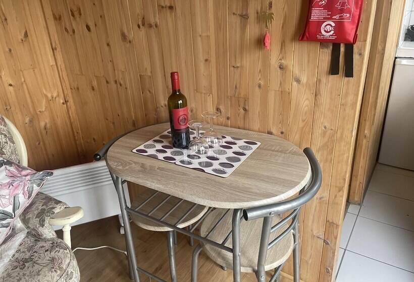 Lovely Shepherds Hut In Cornwall