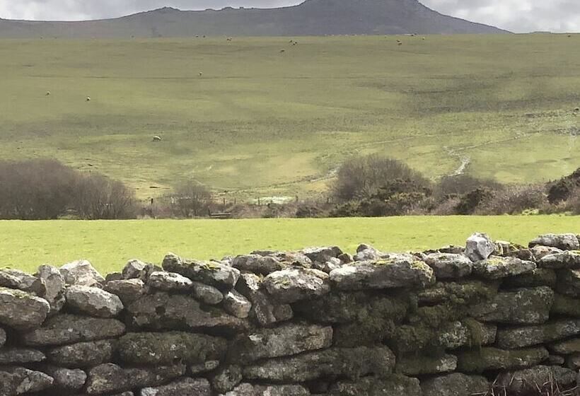 Lovely Shepherds Hut In Cornwall