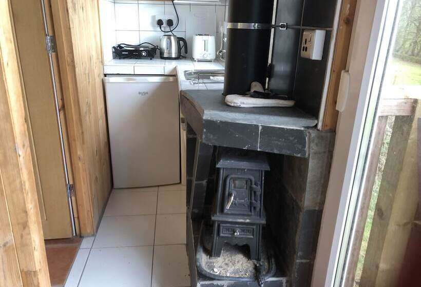 Lovely Shepherds Hut In Cornwall