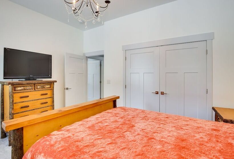 Modern Lead Cabin W/ Hot Tub, 6 Mi To Skiing!