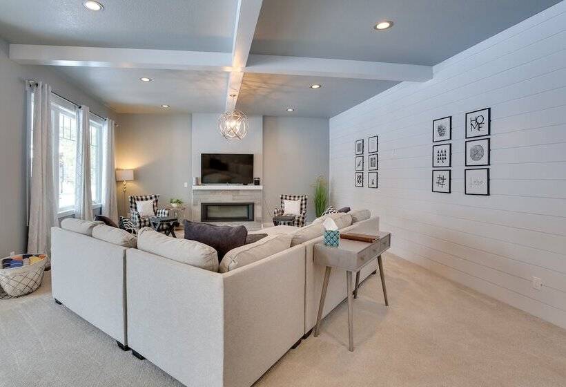 Modern Lead Cabin W/ Hot Tub, 6 Mi To Skiing!