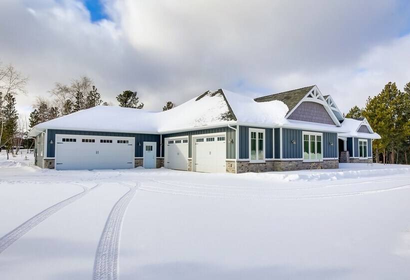 Modern Lead Cabin W/ Hot Tub, 6 Mi To Skiing!