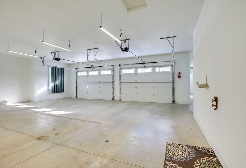 Modern Lead Cabin W/ Hot Tub, 6 Mi To Skiing!