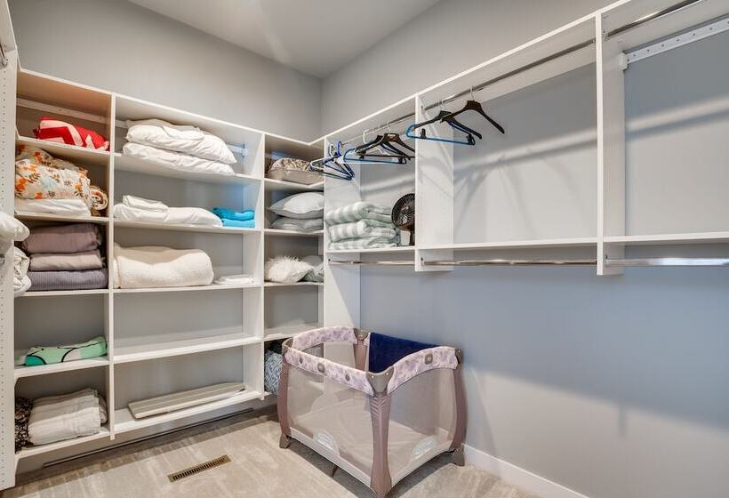 Modern Lead Cabin W/ Hot Tub, 6 Mi To Skiing!