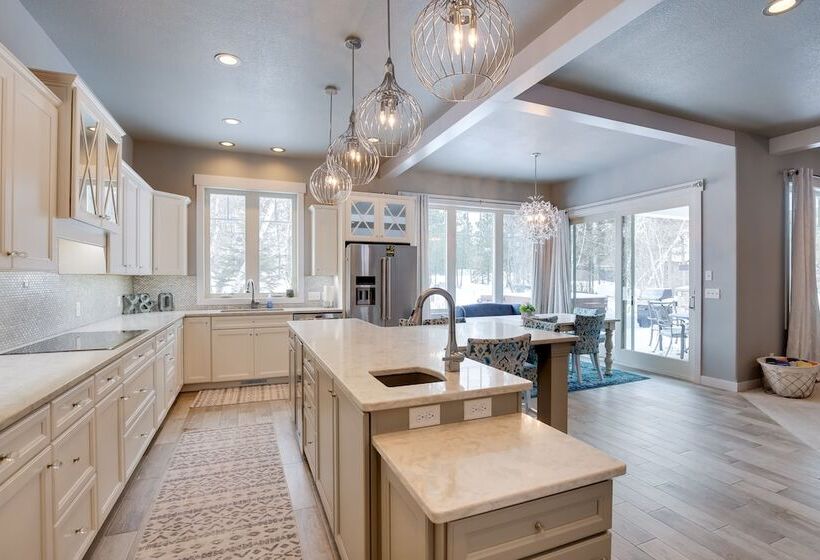 Modern Lead Cabin W/ Hot Tub, 6 Mi To Skiing!