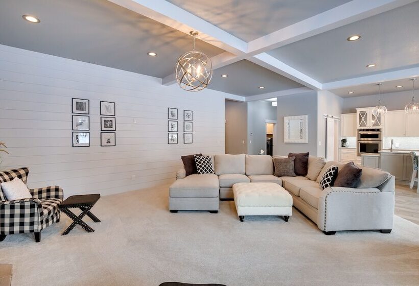 Modern Lead Cabin W/ Hot Tub, 6 Mi To Skiing!