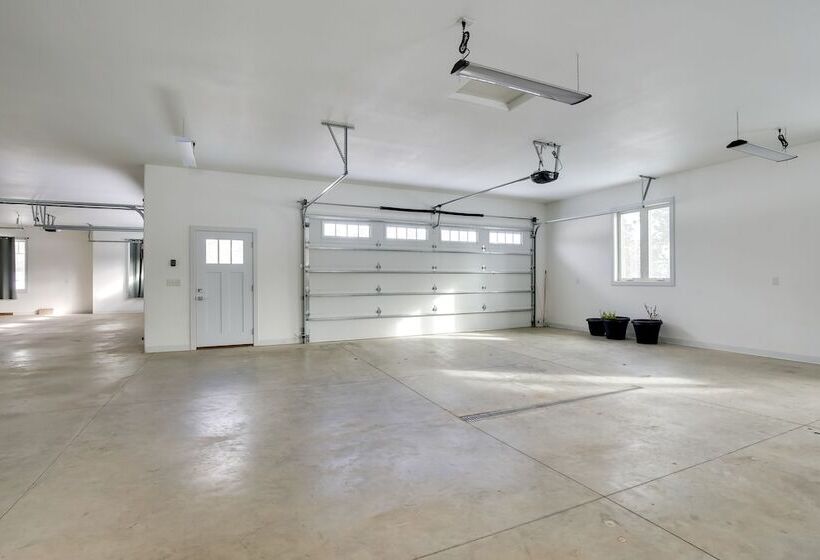 Modern Lead Cabin W/ Hot Tub, 6 Mi To Skiing!