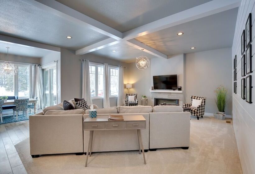 Modern Lead Cabin W/ Hot Tub, 6 Mi To Skiing!