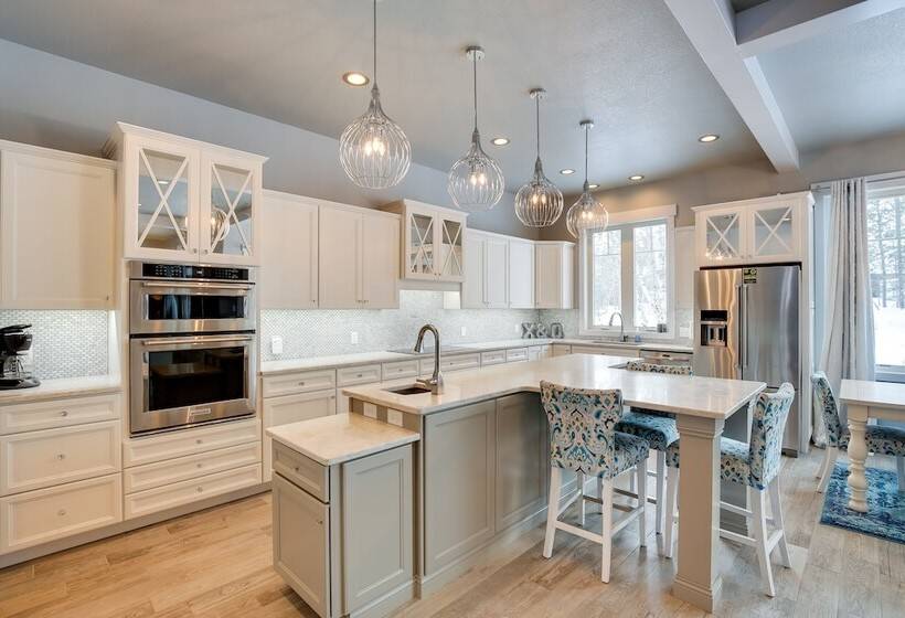 Modern Lead Cabin W/ Hot Tub, 6 Mi To Skiing!