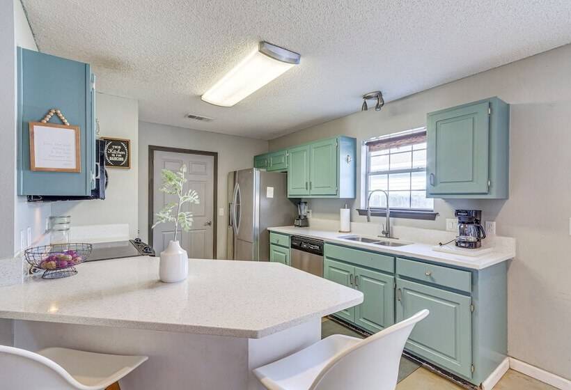 Mary Esther Home W/ Fireplace, Grill & Backyard!