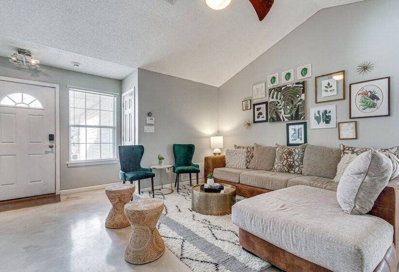 Mary Esther Home W/ Fireplace, Grill & Backyard!