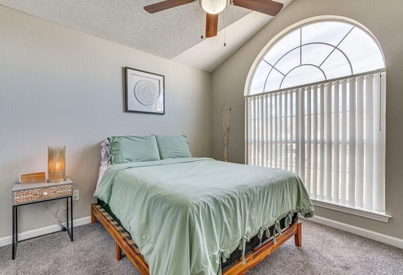 Mary Esther Home W/ Fireplace, Grill & Backyard!