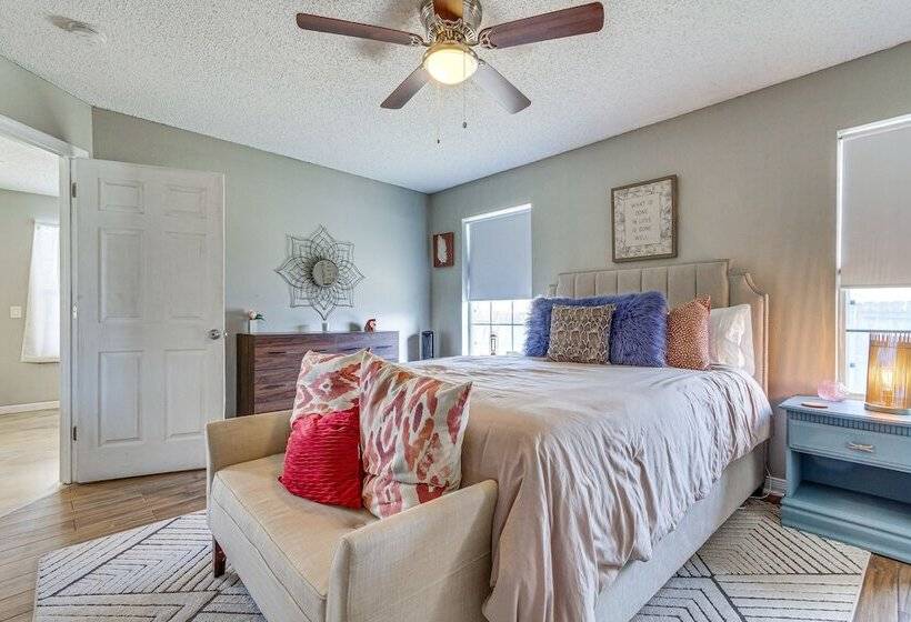 Mary Esther Home W/ Fireplace, Grill & Backyard!