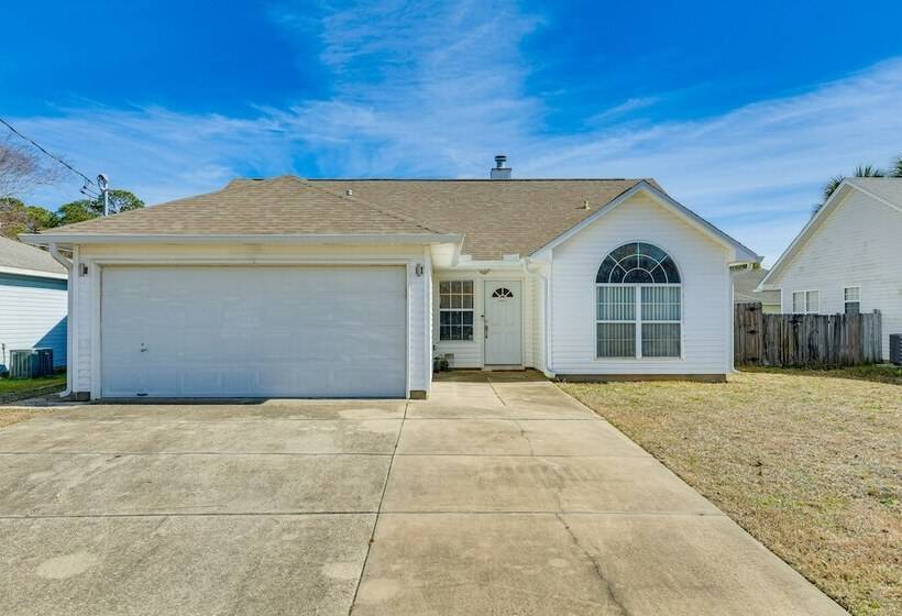 Mary Esther Home W/ Fireplace, Grill & Backyard!