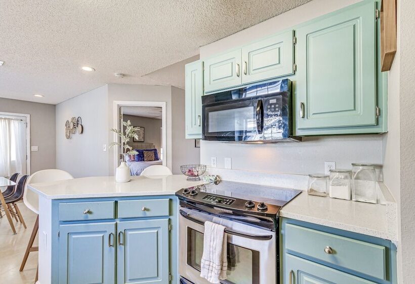 Mary Esther Home W/ Fireplace, Grill & Backyard!