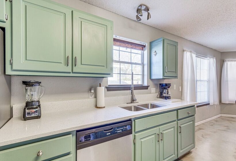 Mary Esther Home W/ Fireplace, Grill & Backyard!