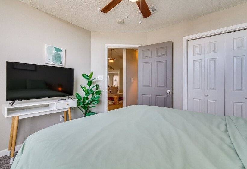 Mary Esther Home W/ Fireplace, Grill & Backyard!