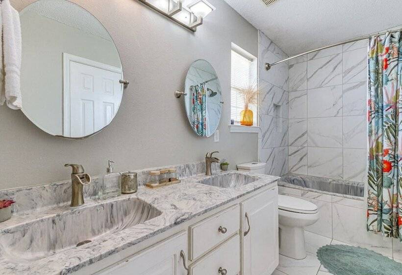 Mary Esther Home W/ Fireplace, Grill & Backyard!