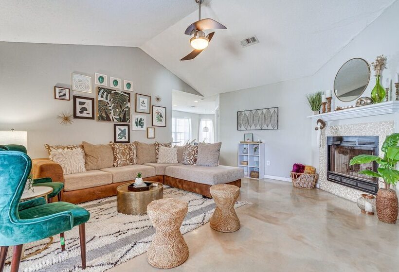 Mary Esther Home W/ Fireplace, Grill & Backyard!