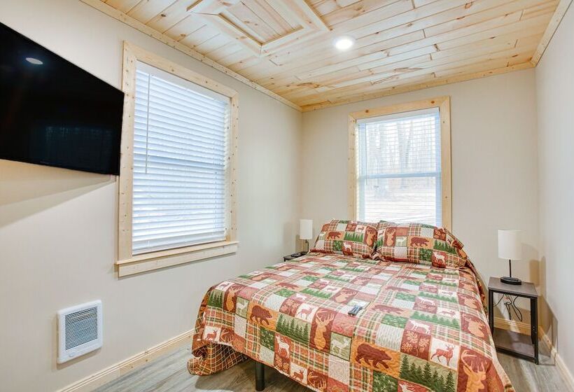 Michigan Retreat W/ Fire Pit & Grill, Near Lakes!