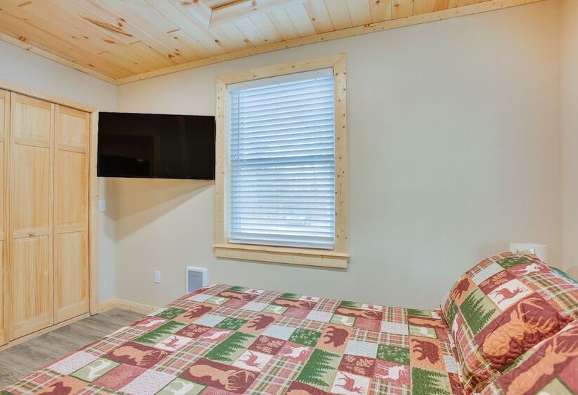 Michigan Retreat W/ Fire Pit & Grill, Near Lakes!