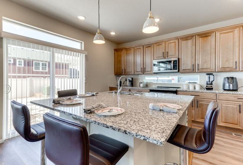 17 Mi To Downtown Denver: Modern Aurora Home!